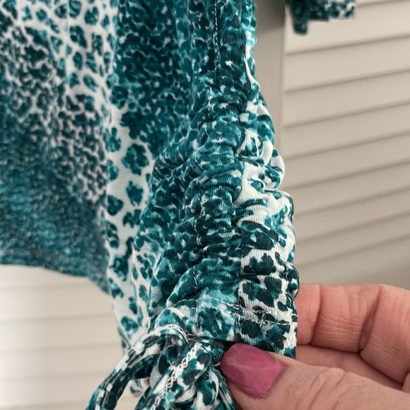 Woman’s top - Picture 3 of 3